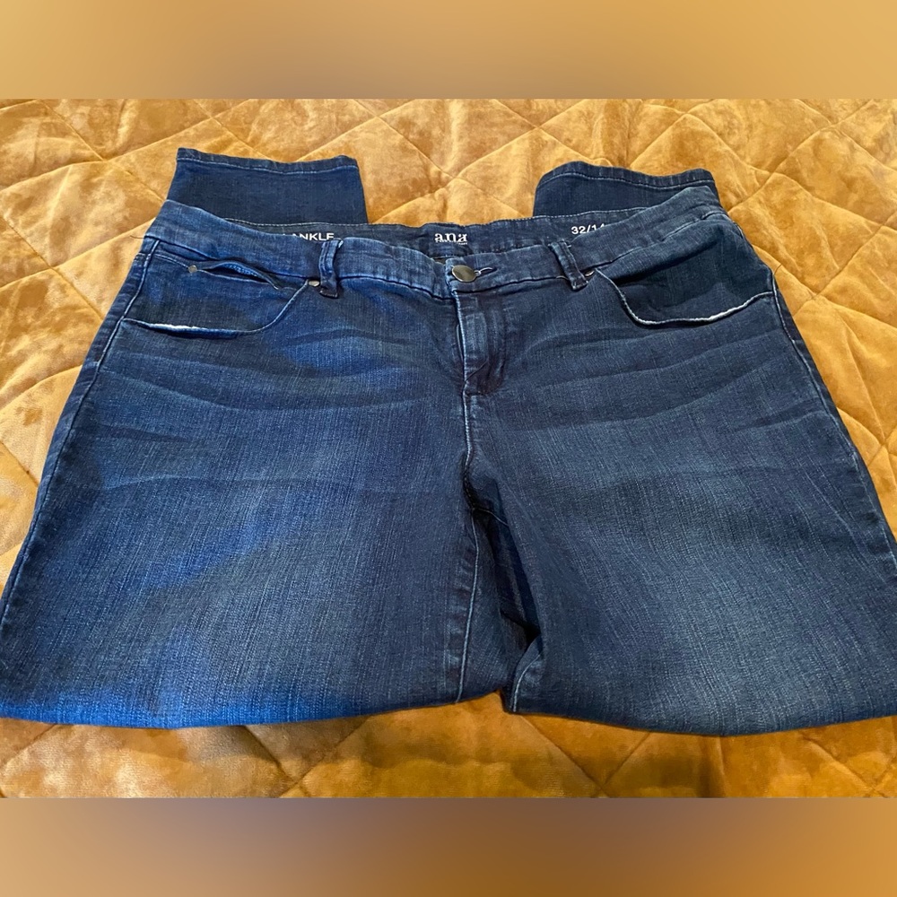 Cute skinny ankle leg jean!! Size 14/32